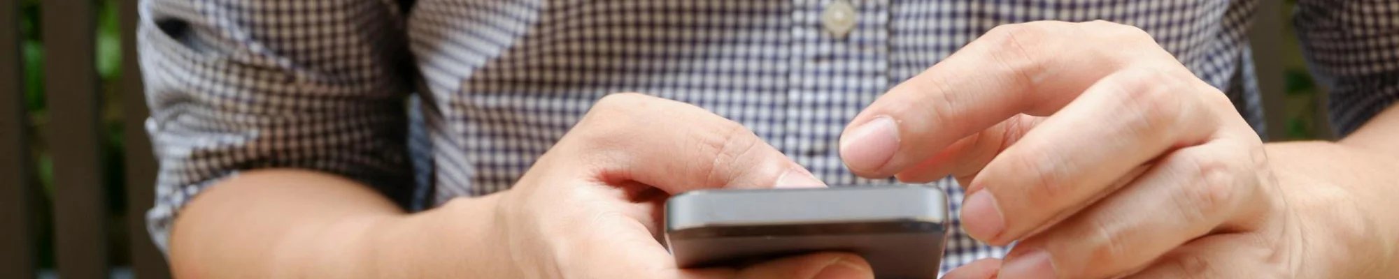 man dialing a number on a cell phone